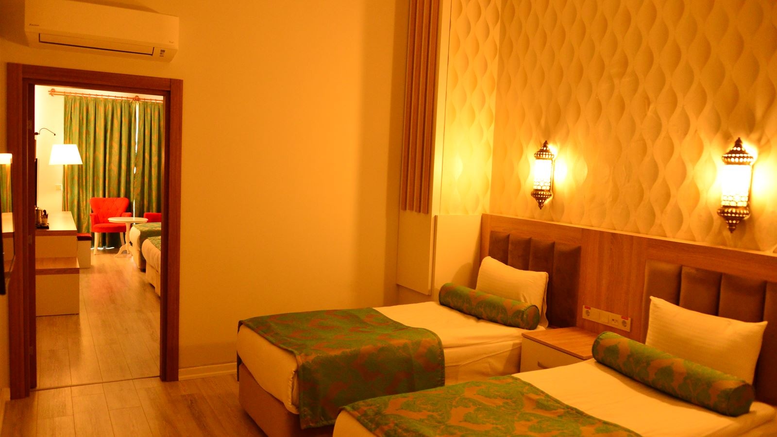 rooms-garden-family-room-with-connection-door