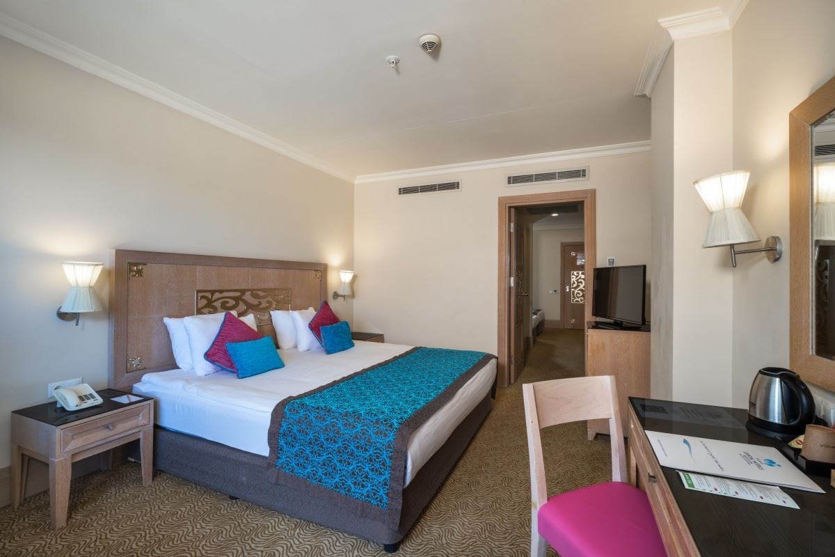 rooms-family-room-land-view