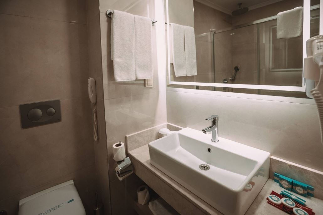 rooms-standard-deluxe-room-with-balcony