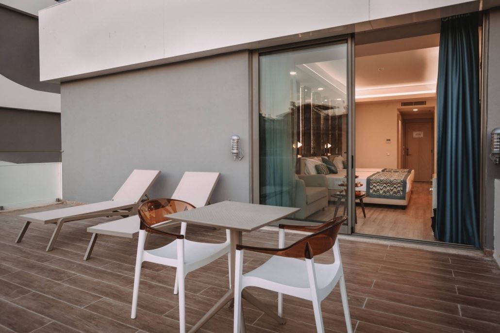 rooms-coral-large-room