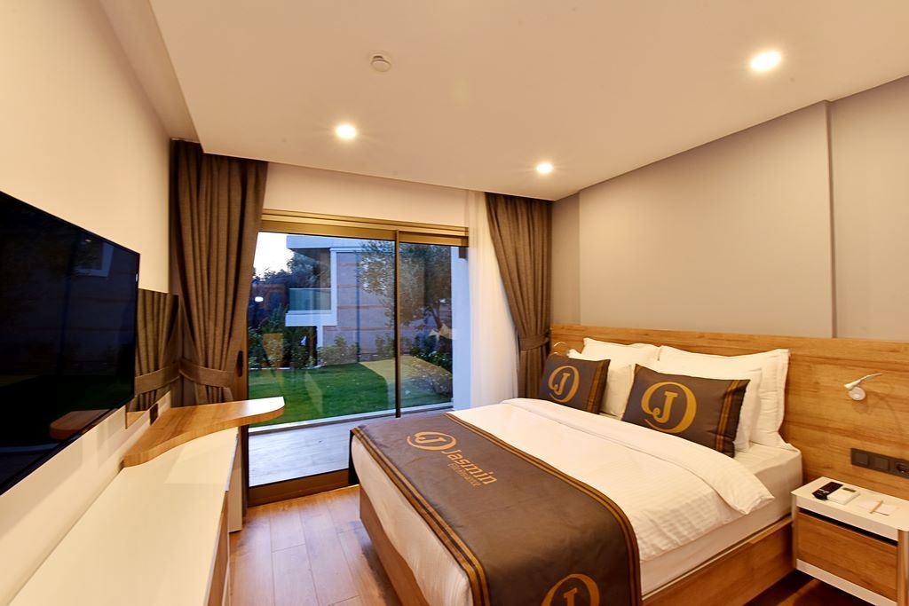 rooms-two-bedroom-apartmentgarden-or-pool-view