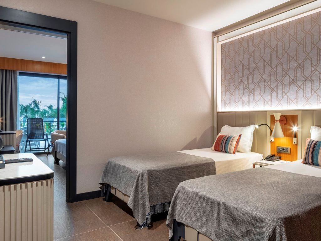 rooms-family-swim-up-room-garden-view