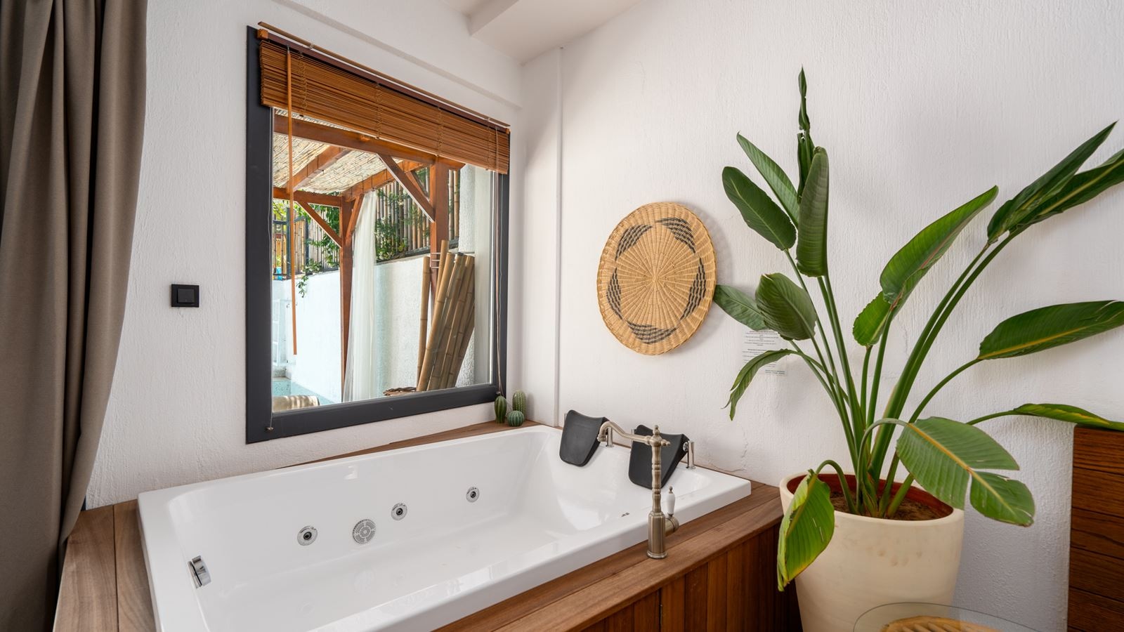 rooms-royal-honeymoon-room