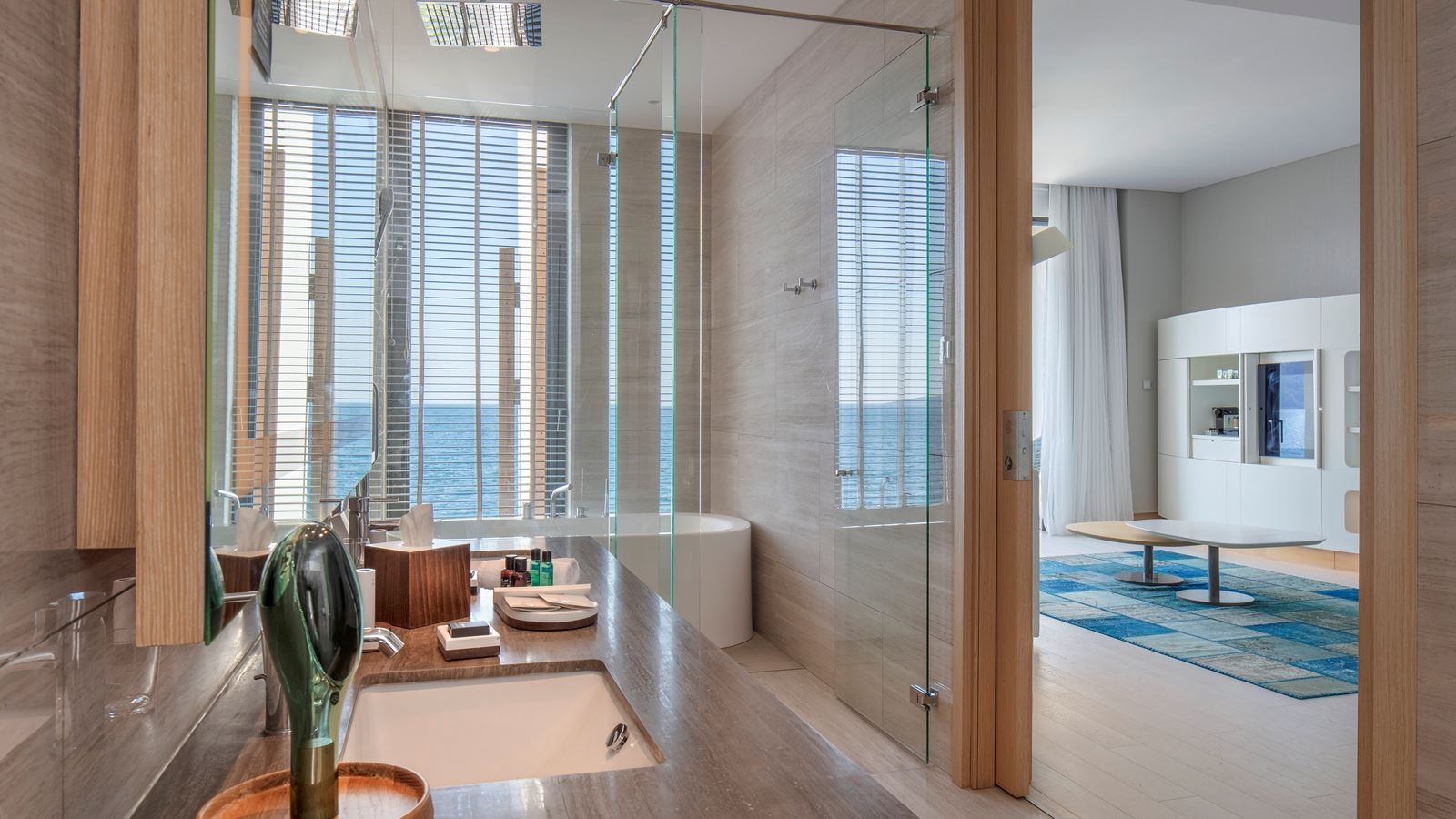 rooms-king-deluxe-room-with-terrace--partial-sea-view