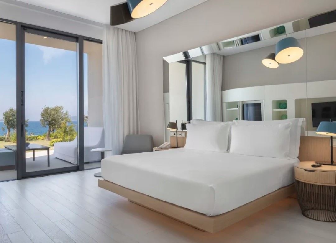 rooms-king-premium-one-bedroom-suite-with-pool