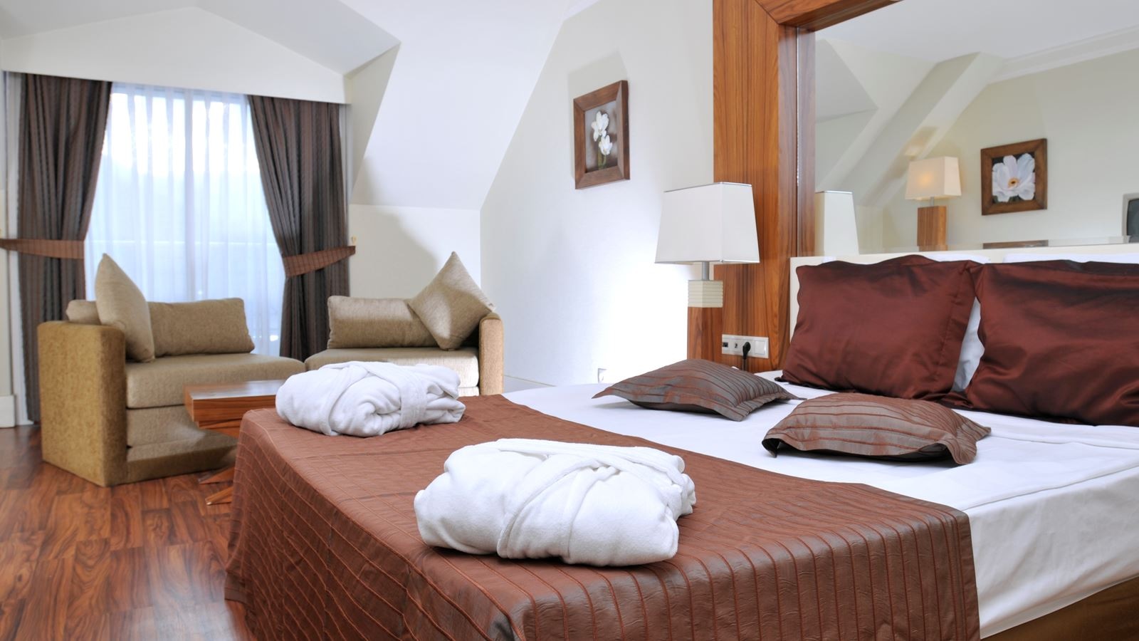 rooms-standard-pool-view-room