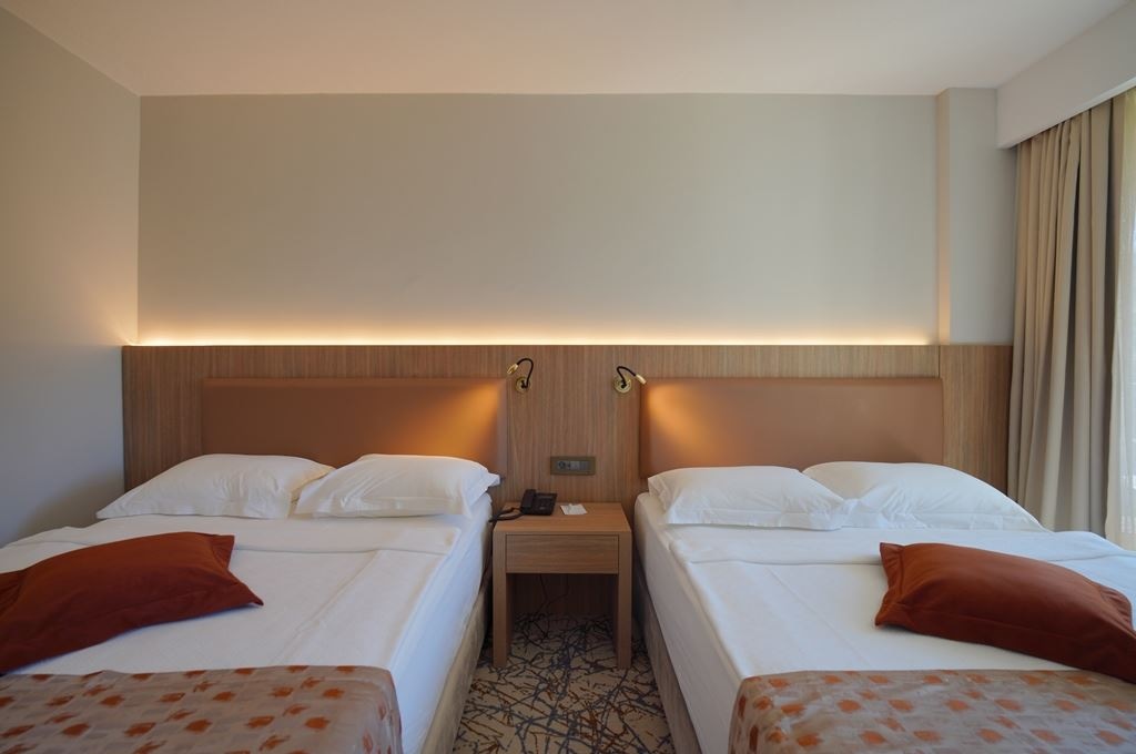 rooms-family-room-2--land-view---2-baths