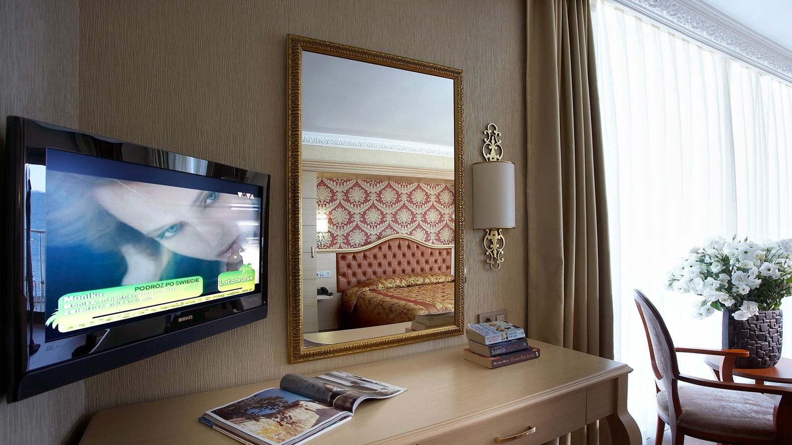 rooms-main-building-panorama-suite-with-jacuzzi