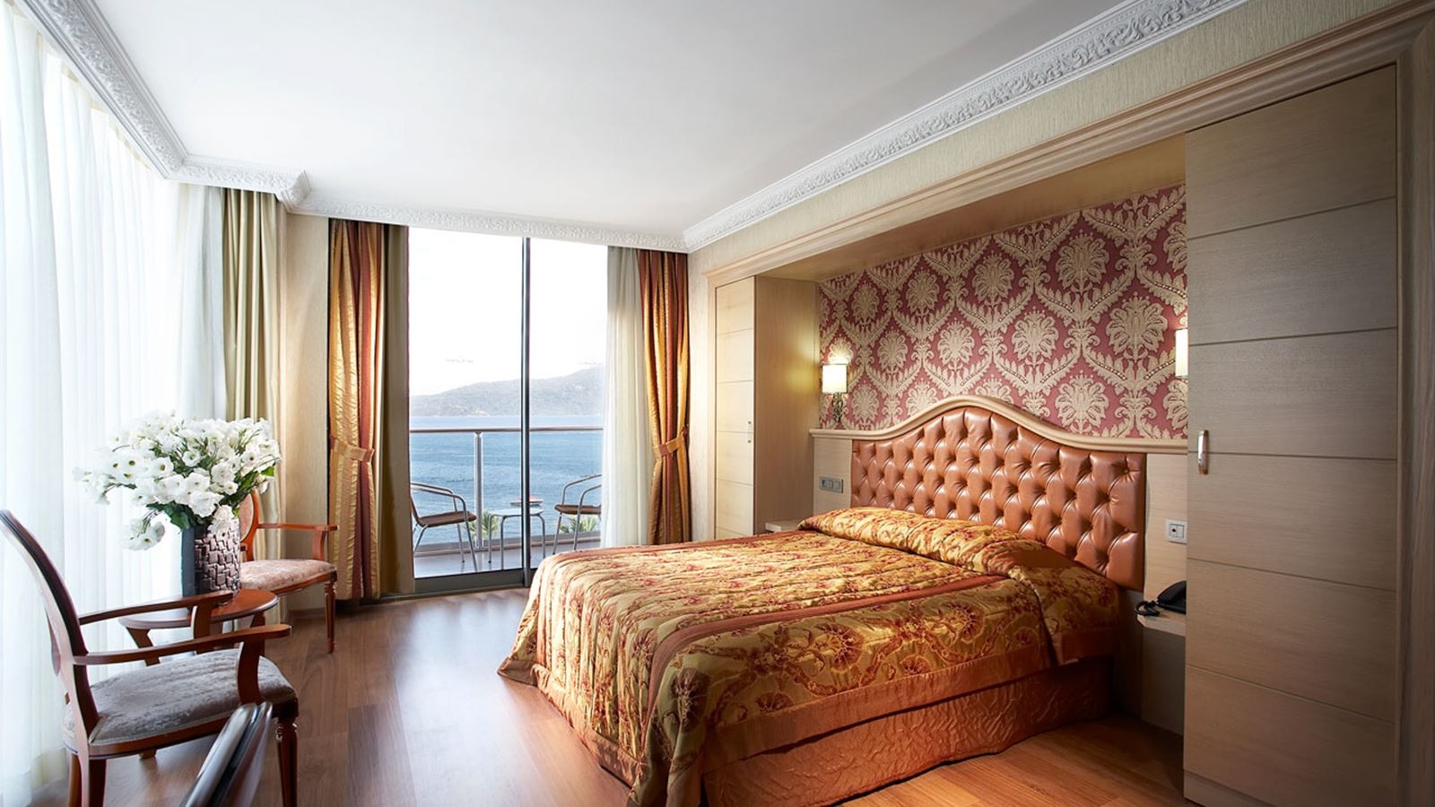 rooms-main-building-panorama-suite-with-jacuzzi