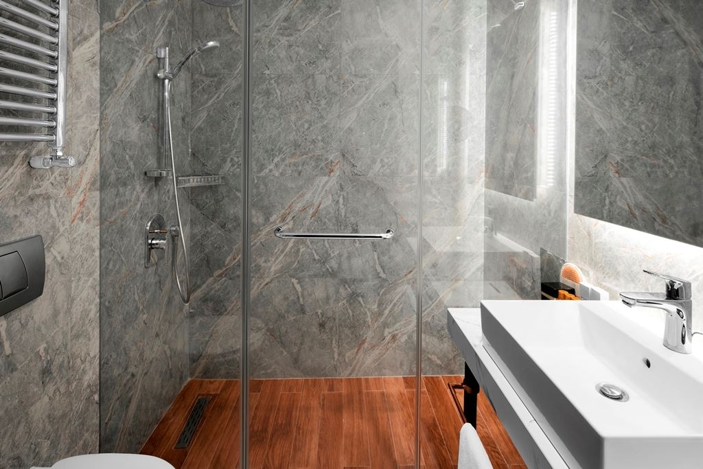 rooms-deluxe-triple-room-queen-bed-+-sofa--twin-+-sofa