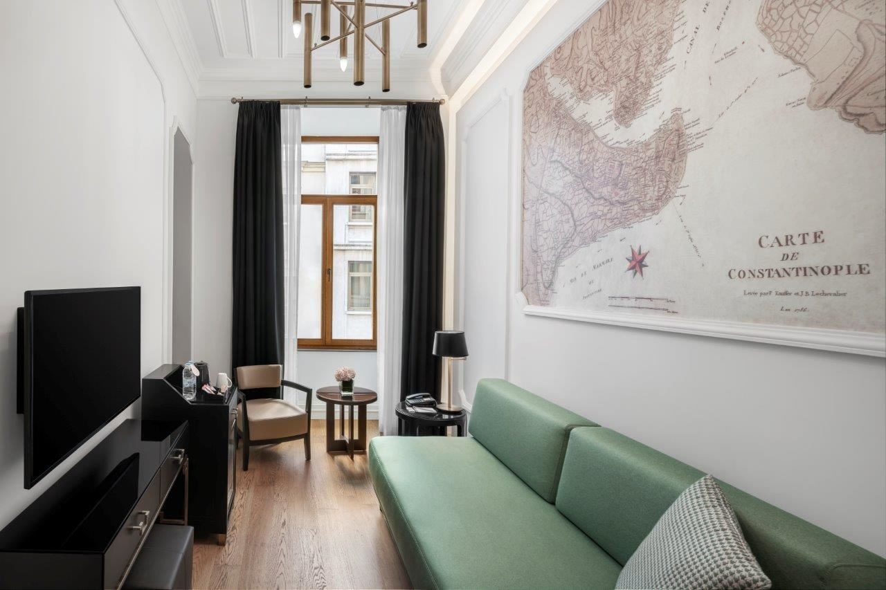 rooms-connected-family-suite-queen-bed-+-sofa