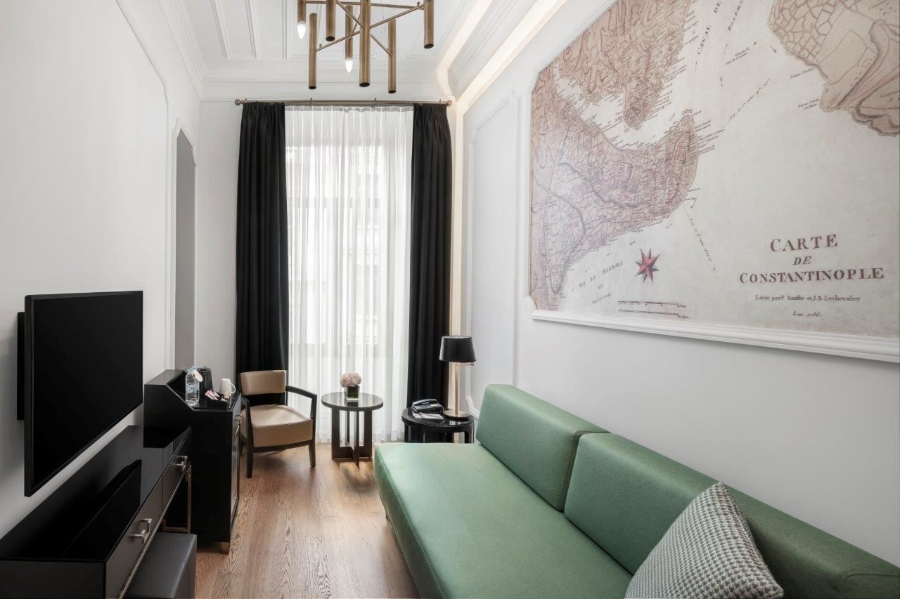 rooms-connected-family-suite-queen-bed-+-sofa