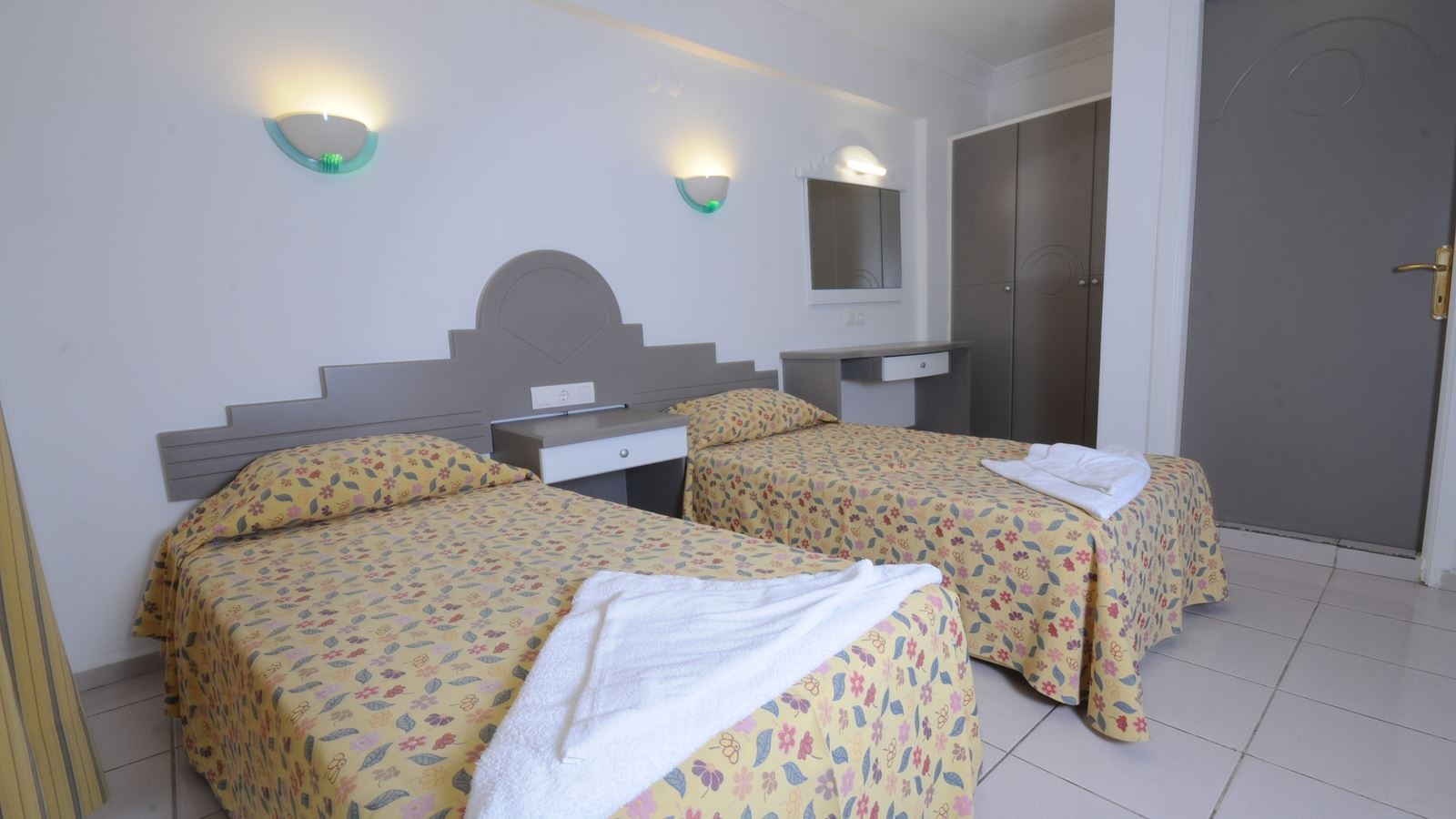 rooms-apartmen-1-bedroom-road-view