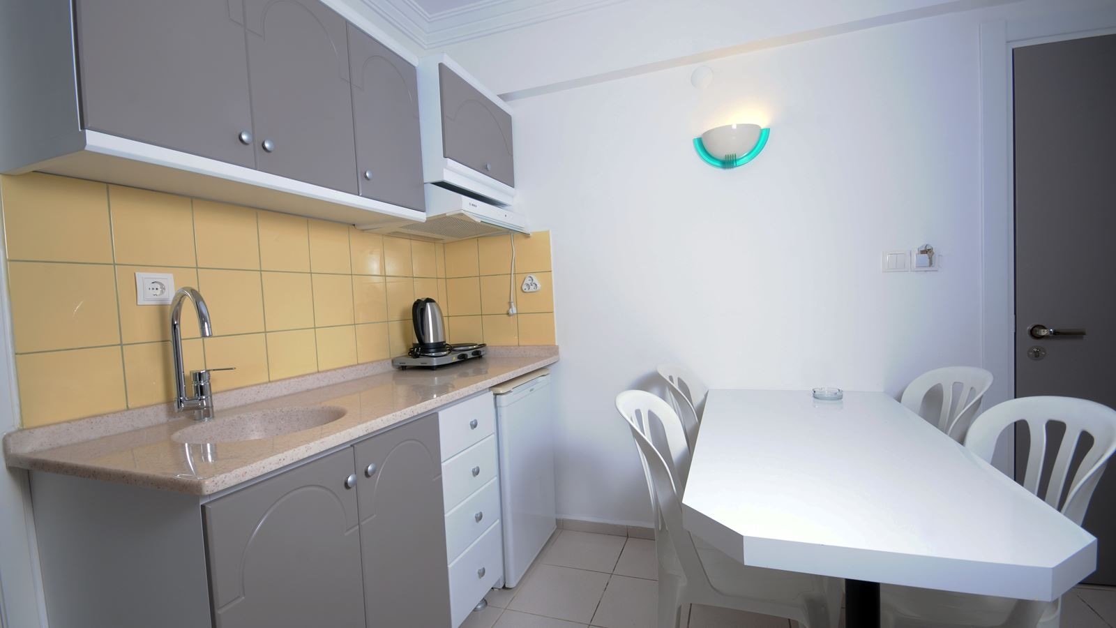 rooms-apartmen-1-bedroom-road-view