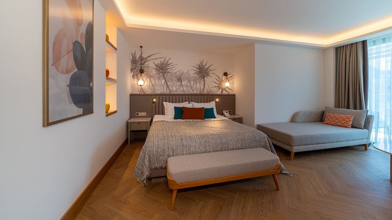 rooms-large-room-pool-access-via-stairs