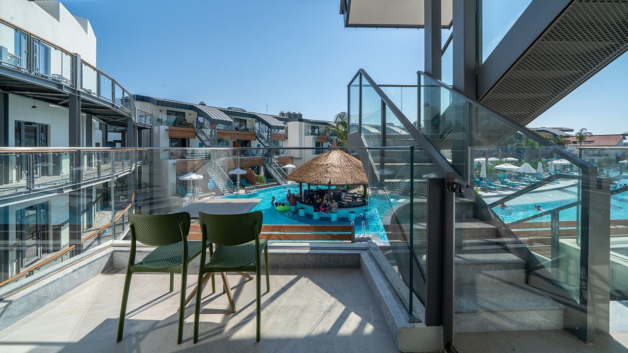 rooms-standard-room-pool-access-via-stairs