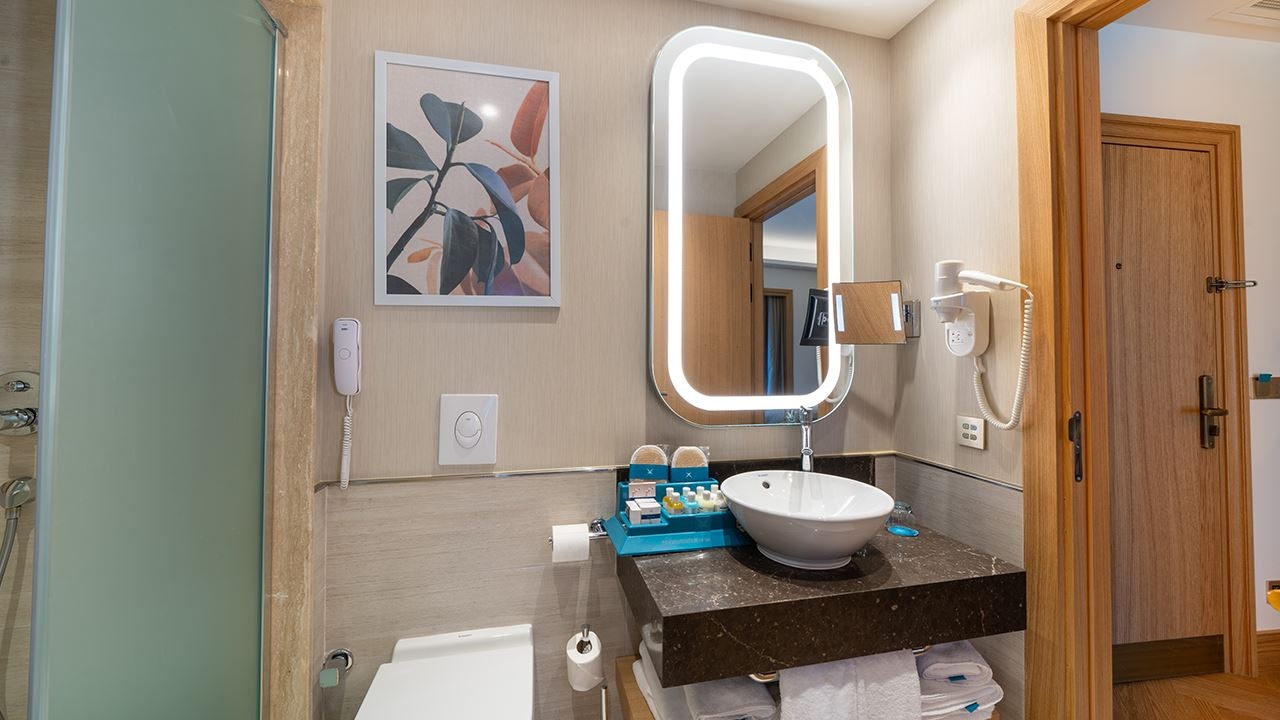 rooms-family-room-pool-direct-access