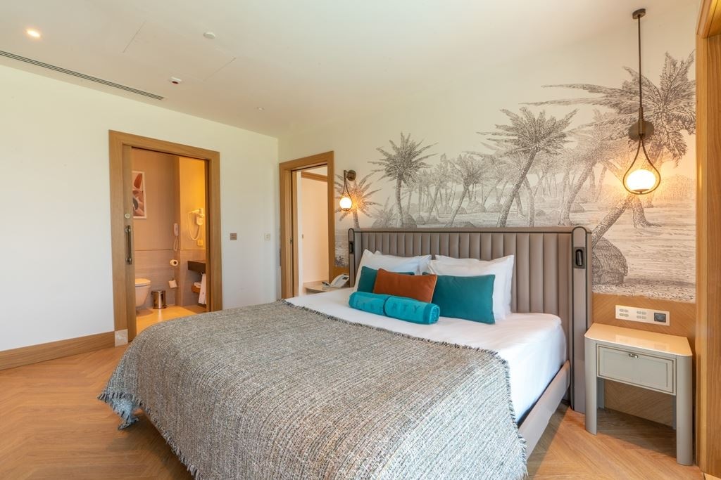 rooms-private-family-suit-via-pool