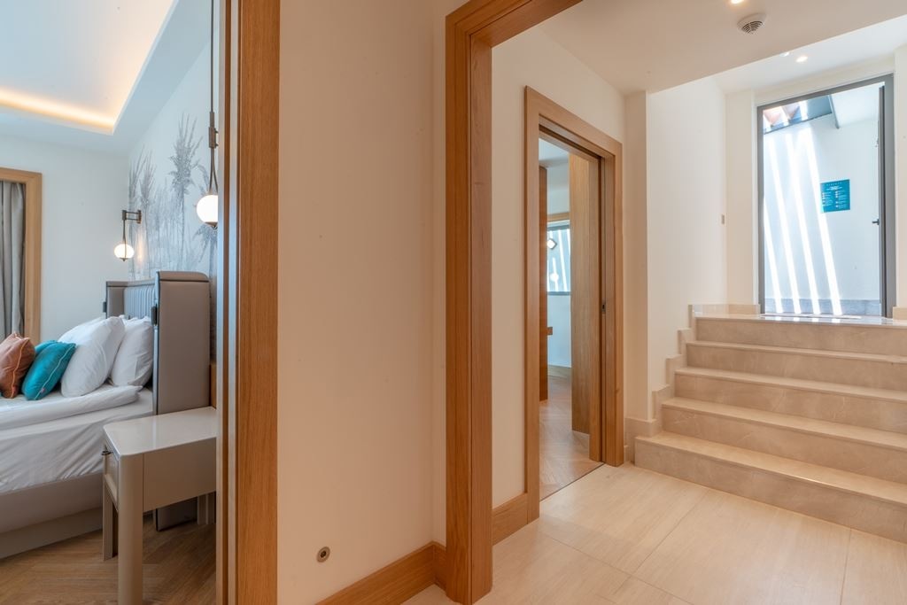 rooms-private-family-suit-via-pool