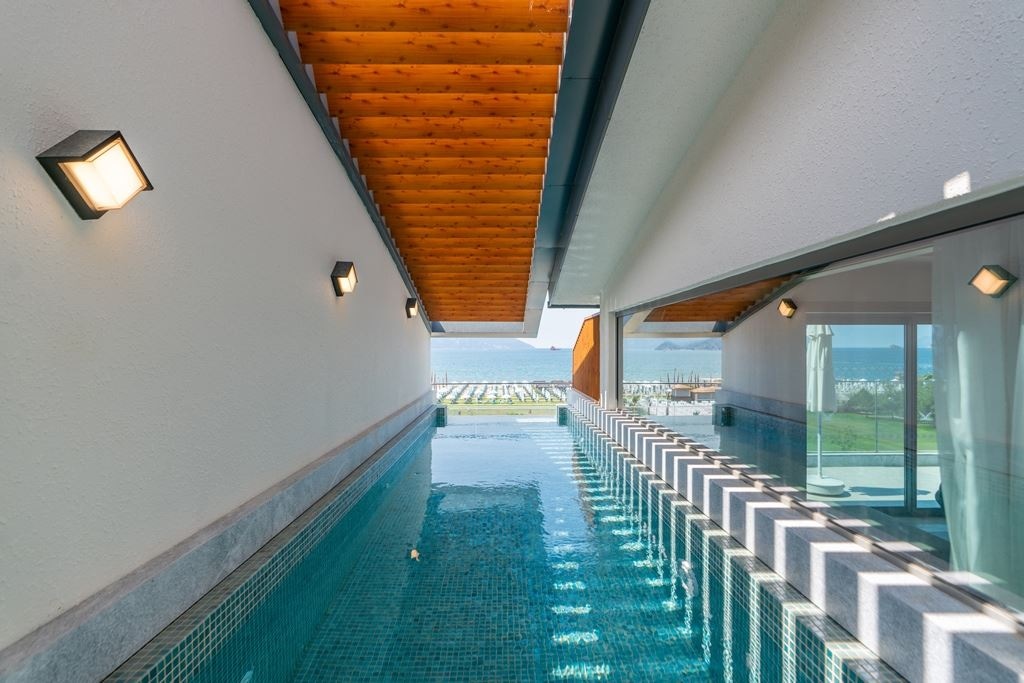 rooms-private-family-suit-via-pool