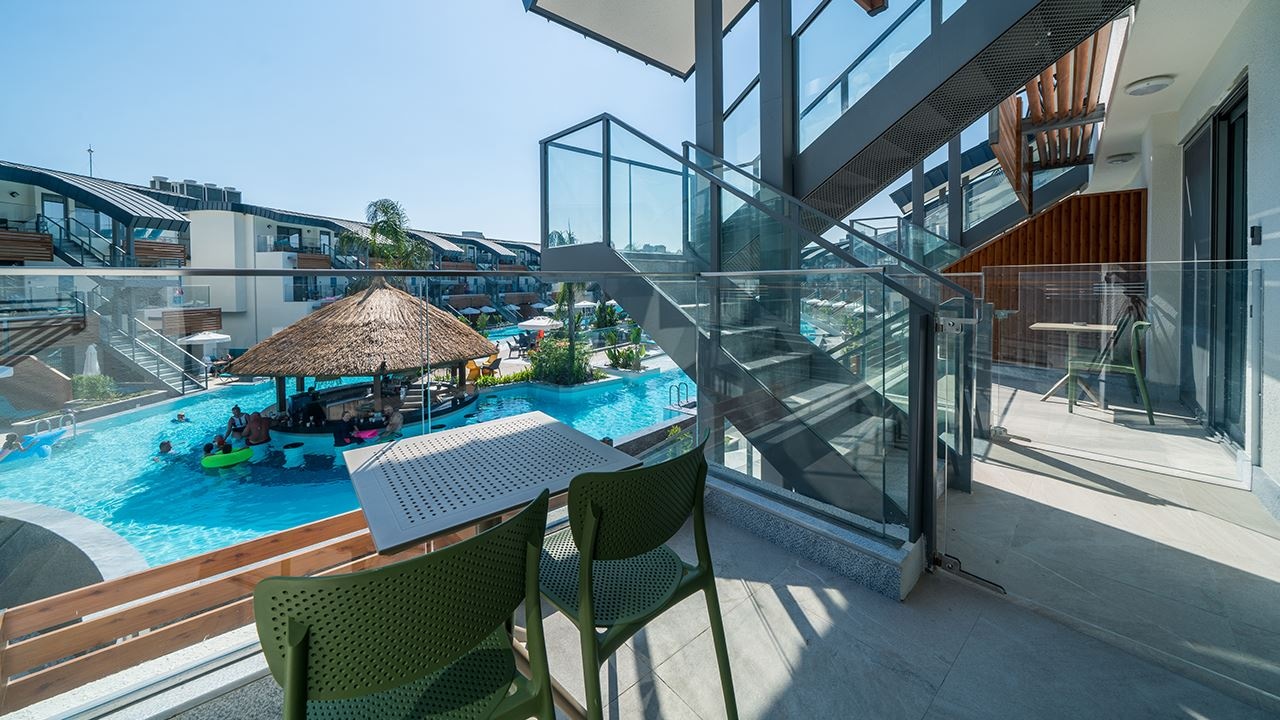 rooms-large-room-pool-access-via-stairs