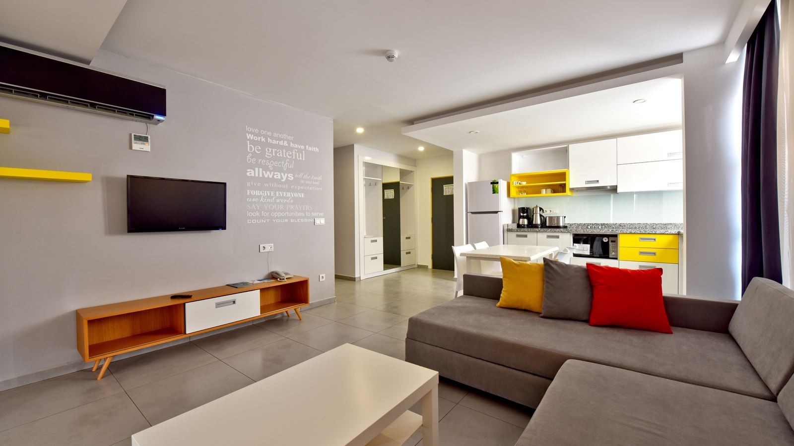 rooms-suit-family-room-with-2-bedroom