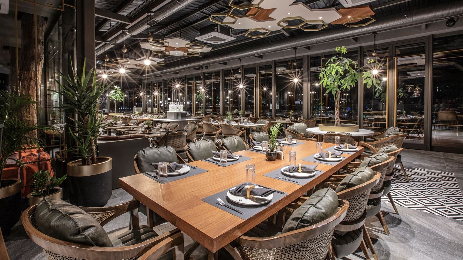 restaurants-lucky-restobar-international