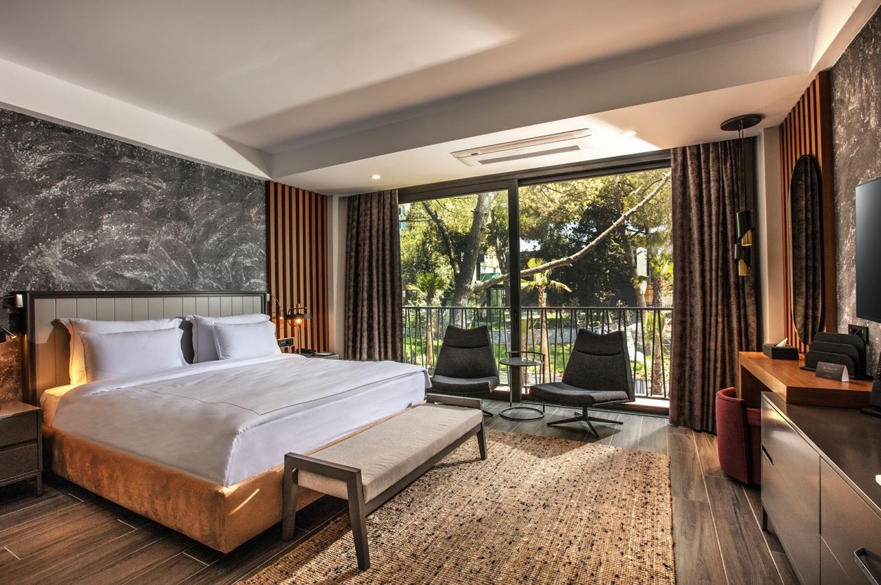 rooms-large-deluxe-room-garden-french-balcony