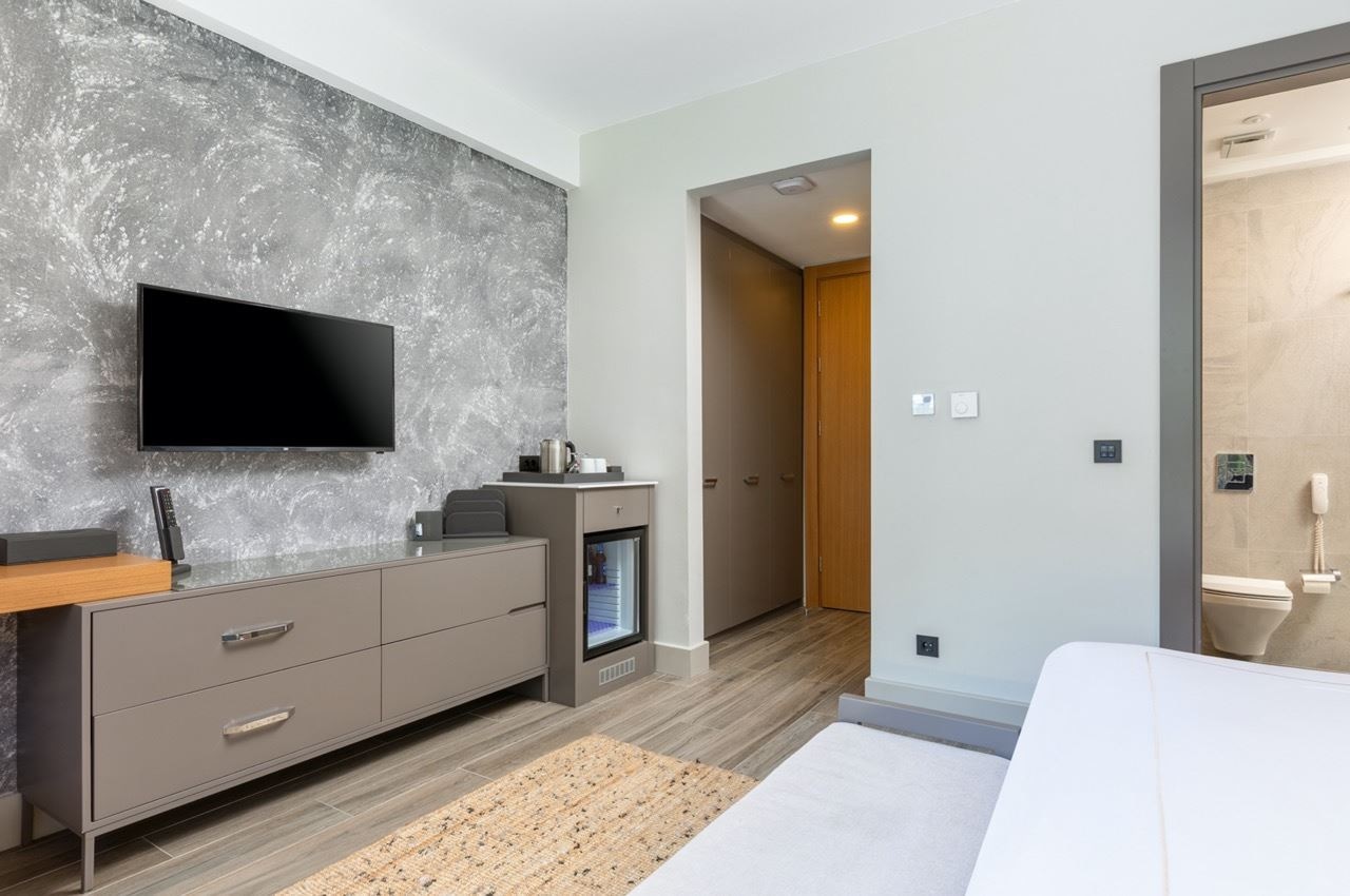 rooms-large-deluxe-room-garden-french-balcony