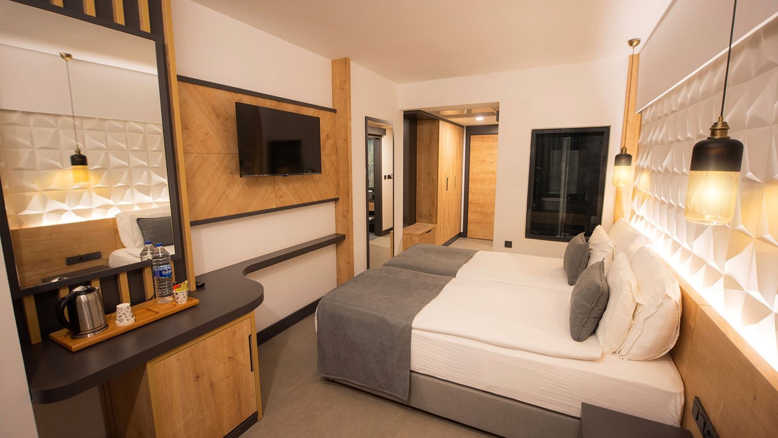 rooms-deluxe-room-balcony