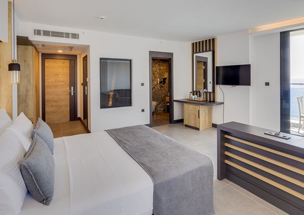 rooms-junior-suit-room