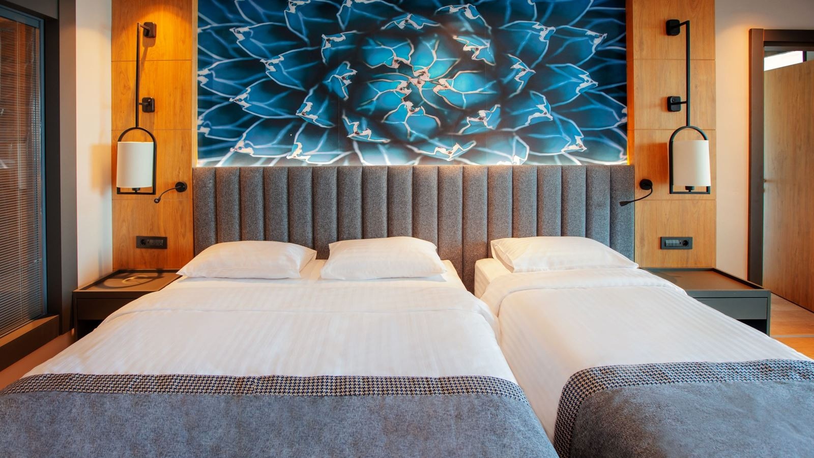 rooms-senior-land-view-room