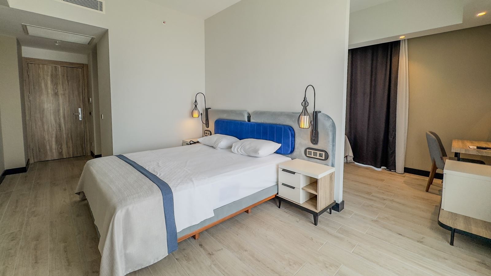 rooms-family-room-1-bedroom-land-view