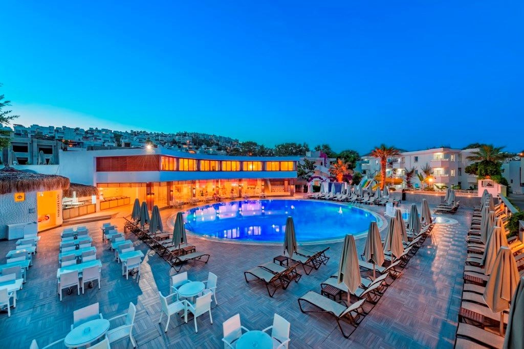 restaurants-pool-bar
