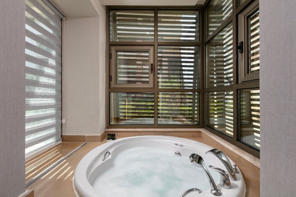 rooms-family-room-with-jacuzzi