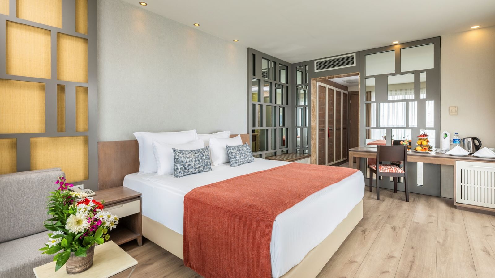 rooms-deluxe-jacuzzi-balcony-land-view