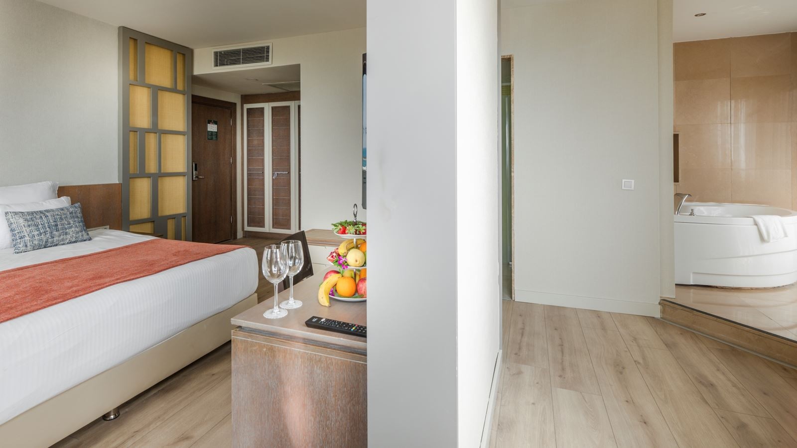 rooms-deluxe-jacuzzi-balcony-land-view