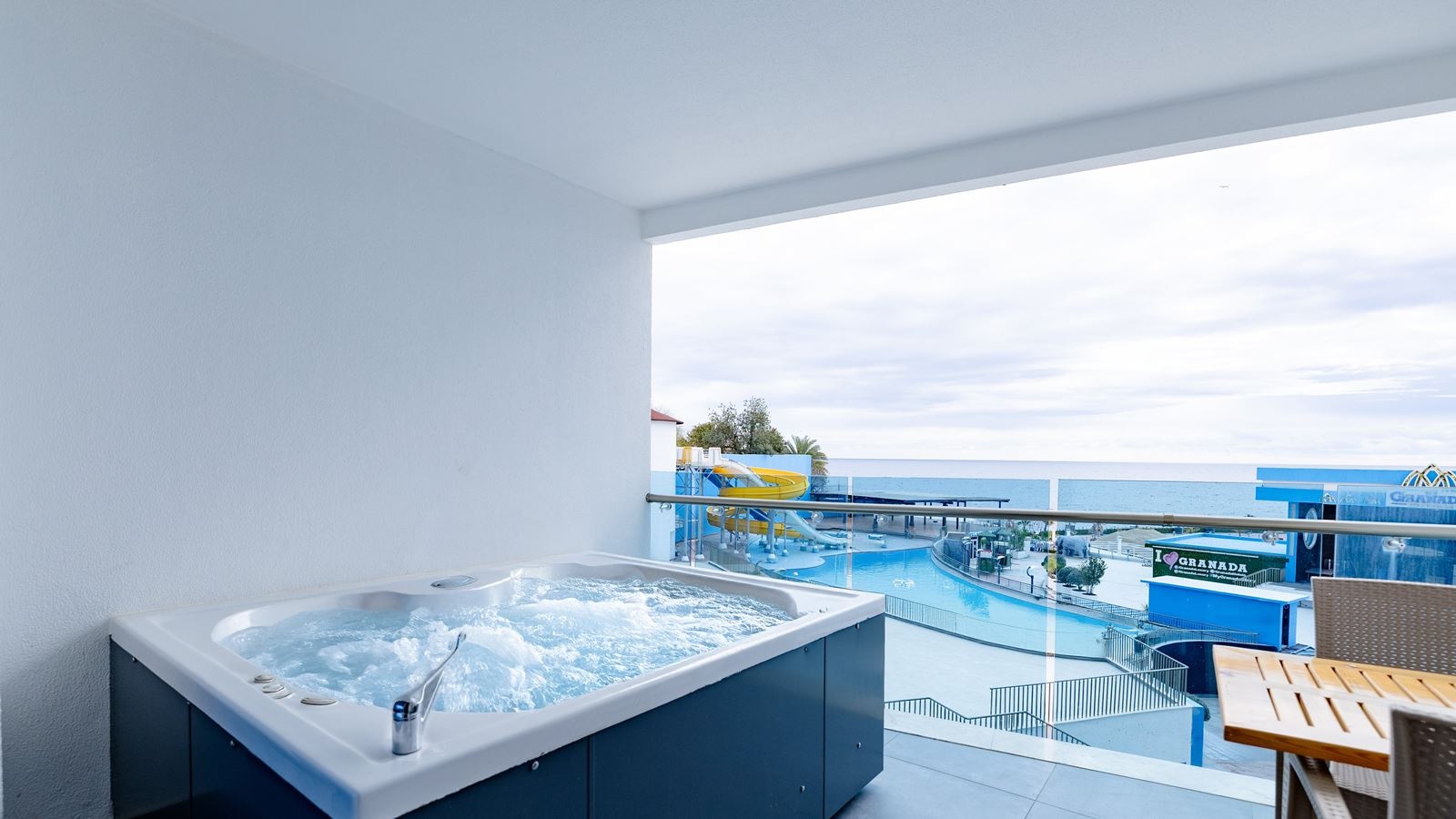 rooms-jacuzzi-deluxe-suite-sea-view