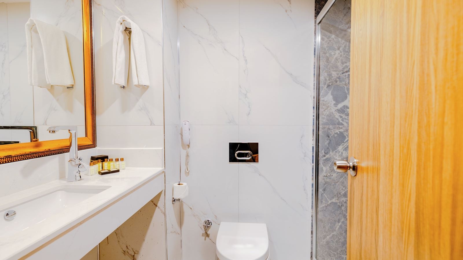 rooms-jacuzzi-deluxe-suite-sea-view