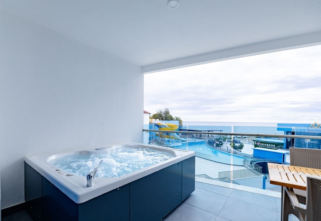 rooms-jacuzzi-grand-family-sea-view