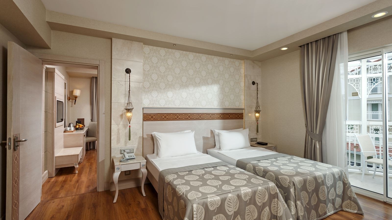rooms-deluxe-family-room