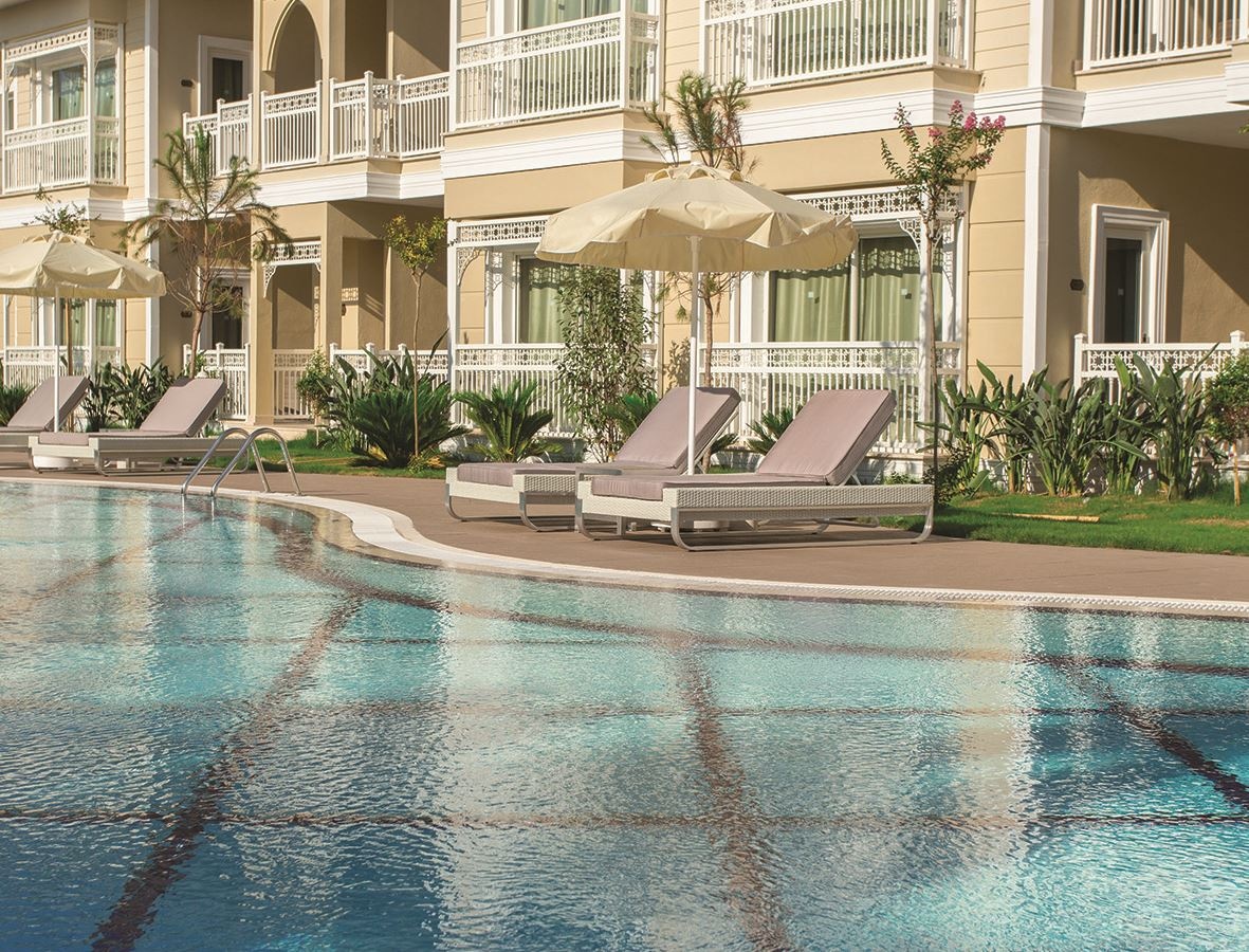 rooms-deluxe-pool-room