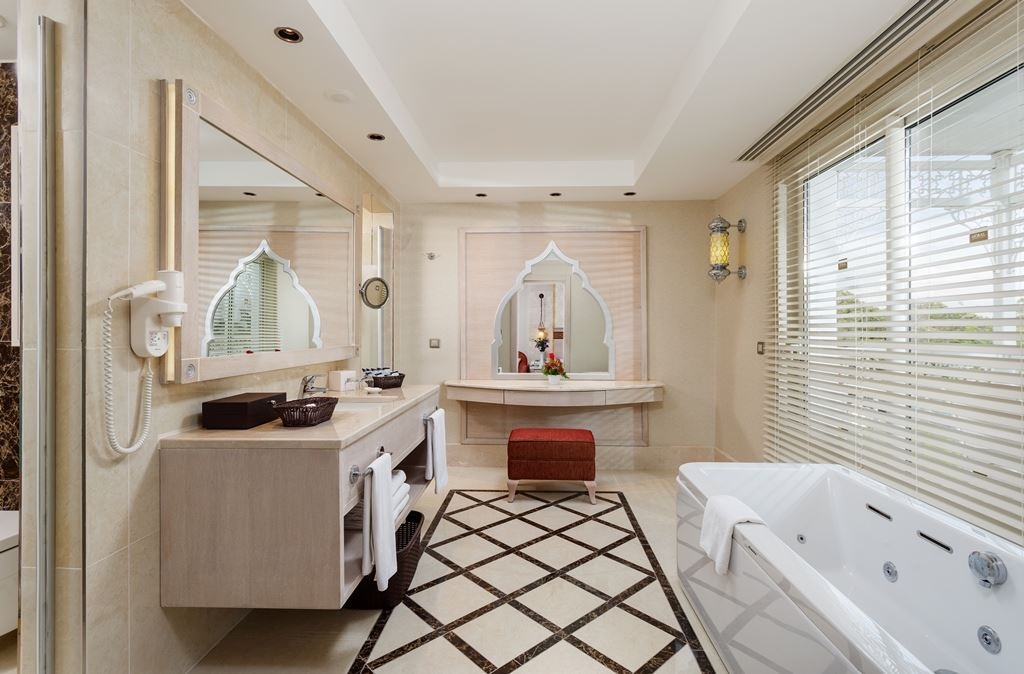 rooms-deluxe-pool-room