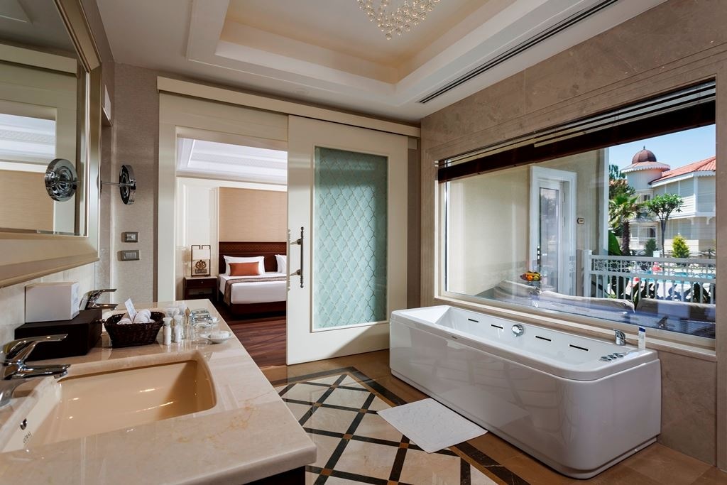 rooms-deluxe-pool-room