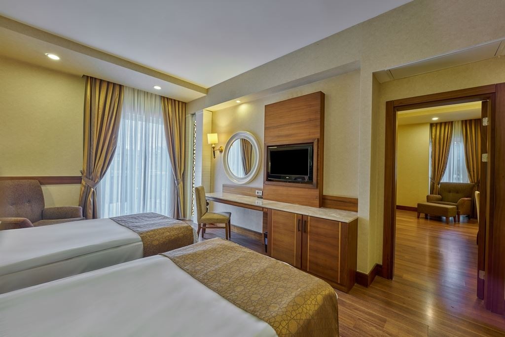 rooms-deluxe-pool-family-room