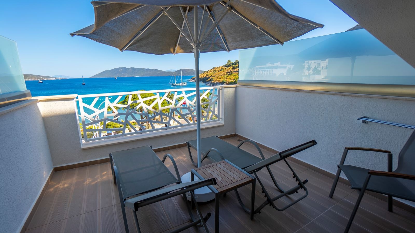 rooms-deluxe-room-sea-view-with-terrace