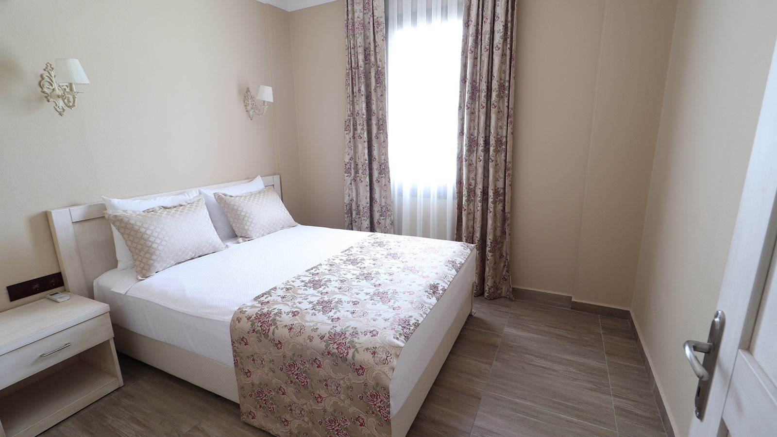 rooms-deluxe-apart-room