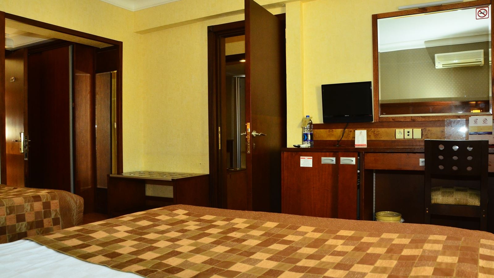 rooms-family-room-land-view