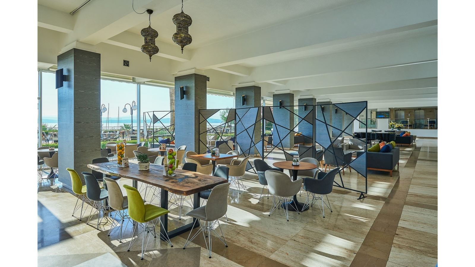 restaurants-lobby-bar-and-patisserie