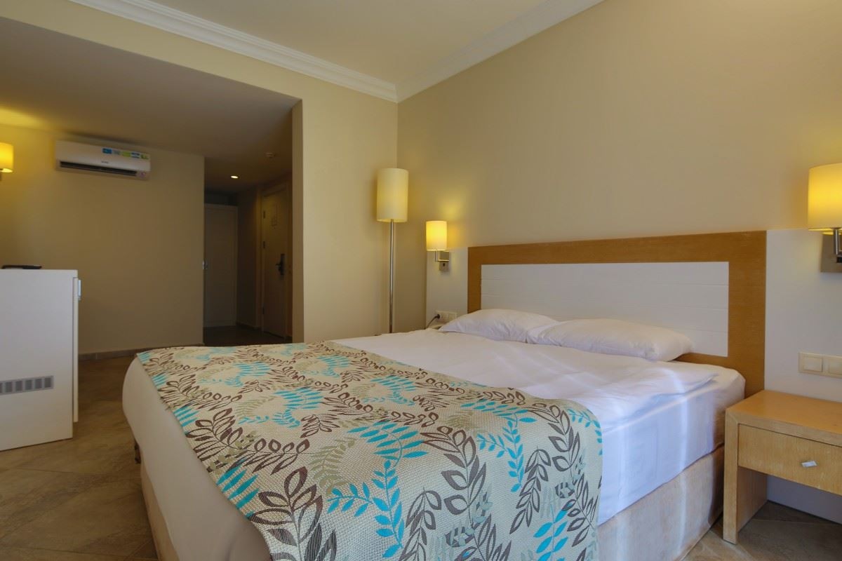 rooms-family-room-land-view